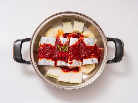 날것,갈치,토막,무,감자,청고추,홍고추,양념장,냄비,한국