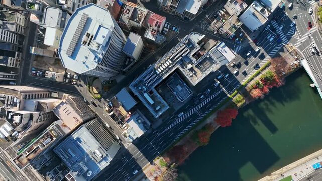 都市、社会、ビル群、建設、道路、ドローン、空撮、俯瞰、不動産、河川、マンション、交通、学校、高層ビル、現代、都会、経済、ゼネコン、デベロッパー、開発、建築、ビル、日本、町並み、街、ハイアングル、鳥瞰図、風景、景観、景色、上から見た、見下ろす、校庭、公共、行政、モビリティ、自動車、クルマ、環境、店舗、企業、経営、地域、ビジネス、産業、インフラ、地方、自治体、タワマン