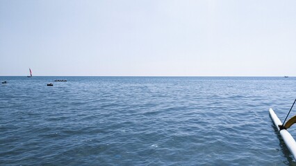 Naklejka premium Calm Blue Ocean Horizon with Clear Sky – Peaceful Seascape Background and Tropical Sea View