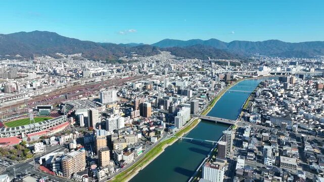 都市と青空の風景のドローン空撮