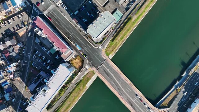 都市、社会、空撮、ドローン、真俯瞰、河川、自然、交通、インフラ、防災、不動産、行政、俯瞰、ハイアングル、鳥瞰図、風景、景観、景色、上から見た、見下ろす、展望、パノラマ、真上、航空写真、衛星写真、現代、都会、経済、道路、モビリティ、自動車、クルマ、公共、地方、自治体、地域、ビジネス、産業、日本、町並み、街、観光、ゼネコン、デベロッパー、開発、建設、ホテル、マンション、企業