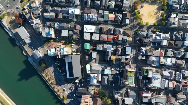都市と道路の風景の真俯瞰ドローン空撮