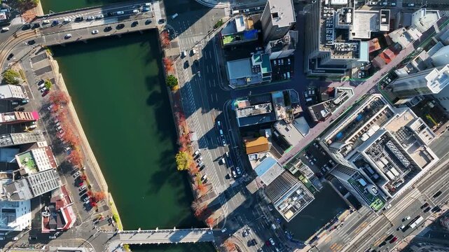 都市風景の真俯瞰ドローン空撮