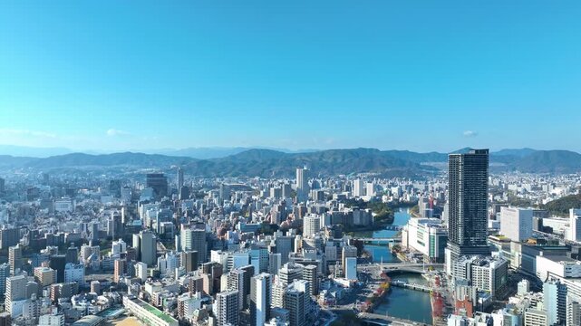 都市と青空の風景ドローン空撮
