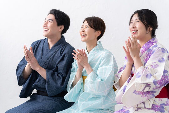 見上げる浴衣の男女
