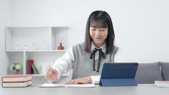 タブレットPCを使って勉強する女子学生