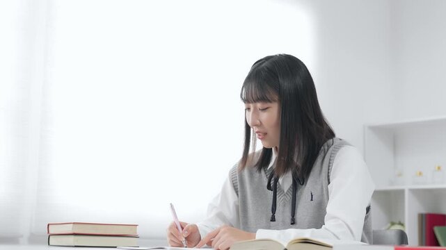 教室で授業を受ける女子学生