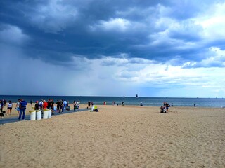 people on the beach tlumy turystów relaks