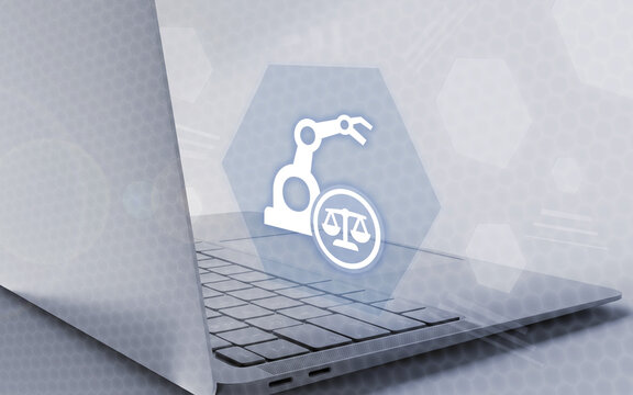 Diese digitale Grafik visualisiert die Verbindung zwischen modernem Industrieroboter und dem Justizwesen, dargestellt durch eine Waage, eingebettet in eine futuristische Laptop-Umgebung.