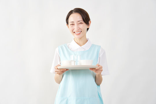 介護士女性　配膳　白背景