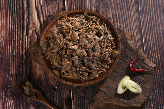 Traditional Chinese Szechuan Xuelihong Preserved Vegetables in Wooden Bowl with Spices