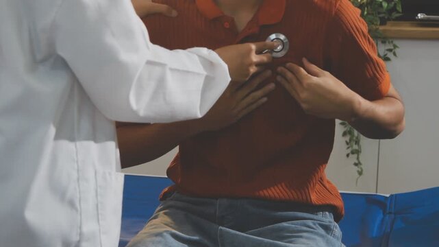 The doctor examines the patient's heart to analyze and listen to whether the heart rhythm is abnormal or normal in order to diagnose and draw conclusions from the patient for further treatment.
