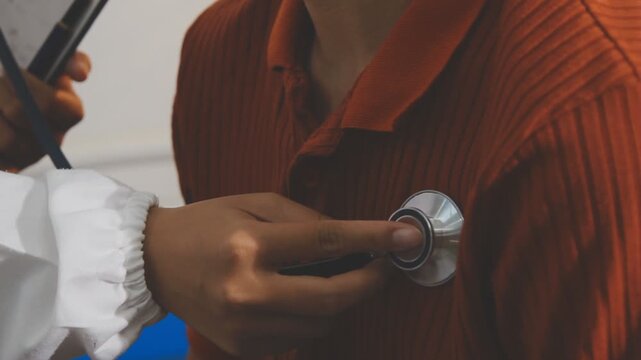 The doctor examines the patient's heart to analyze and listen to whether the heart rhythm is abnormal or normal in order to diagnose and draw conclusions from the patient for further treatment.