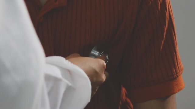 The doctor examines the patient's heart to analyze and listen to whether the heart rhythm is abnormal or normal in order to diagnose and draw conclusions from the patient for further treatment.