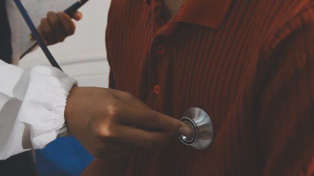 The doctor examines the patient's heart to analyze and listen to whether the heart rhythm is abnormal or normal in order to diagnose and draw conclusions from the patient for further treatment.