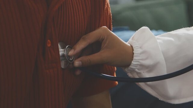 The doctor examines the patient's heart to analyze and listen to whether the heart rhythm is abnormal or normal in order to diagnose and draw conclusions from the patient for further treatment.
