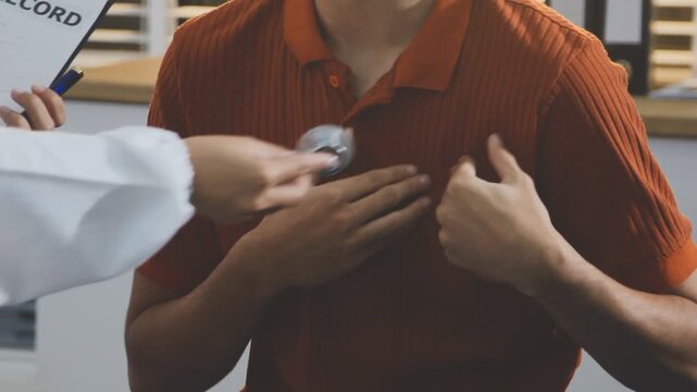 The doctor examines the patient's heart to analyze and listen to whether the heart rhythm is abnormal or normal in order to diagnose and draw conclusions from the patient for further treatment.
