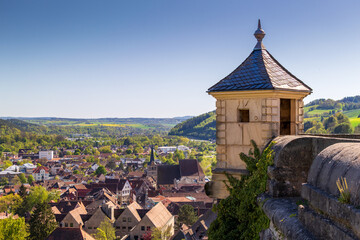 Obraz premium Panoramablick von der Festung Rosenberg – Historischer Wehrturm über den Dächern von Kronach mit weitem Landschaftshorizont