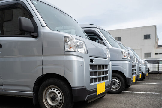 駐車場に並ぶ軽トラック