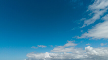 Fototapeta premium Sunny background, blue sky with white cumulus clouds