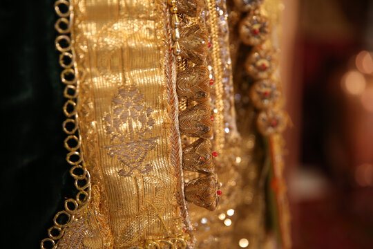 Ornements et motifs sur les v&ecirc;tements arabes traditionnels.

