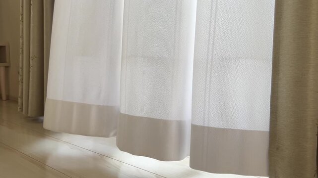 風に靡くレースカーテン