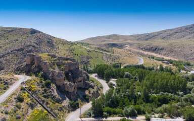 Obraz premium Aerial View of Hurman Castle in Daglica Afsin Kahramanmaras Turkey on Rocky Hill with Historic Ruins