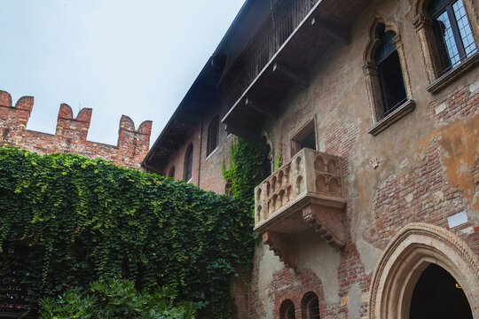 Casa di Giulietta (Juliet's House) and the famous balcony, in fact a 20th century addition, Via Cappello, Verona, Italy