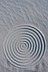 Obraz premium Concentric sand rings carved into textured sandy surface