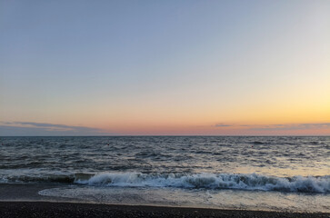 Obraz premium Summer sunset over the sea, the sun sinking below the horizon