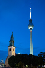 Obraz premium Berliner Fernsehturm and Marienkirche illuminated at dusk