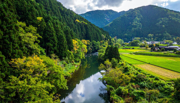 緑豊かな山間を流れる清流と岩肌の美しい渓谷風景
