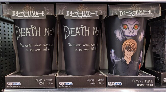 Tres vasos coleccionables de la serie Death Note con el dios de la muerte Ryuk y Light Yagami, en su caja oficial de merchandising, Toy Planet, Madrid, Espa&ntilde;a, 13 de mayo de 2026