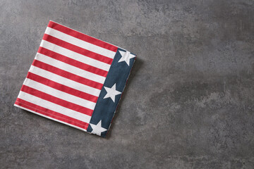 Obraz premium Patriotic American napkin on gray background