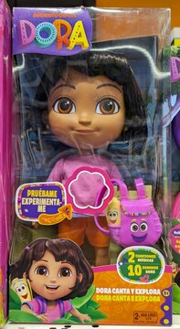 Dora canta y explora. Estanter&iacute;a con caja de mu&ntilde;eca Dora de Nickelodeon en tienda Toy Planet en Madrid, Espa&ntilde;a, 13 de mayo de 2026
