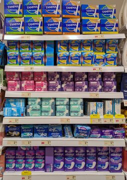 Coloridos paquetes de productos menstruales que incluyen tampones y compresas, en estanter&iacute;a de supermercado Normal de Madrid, Espa&ntilde;a, 13 de mayo de 2026