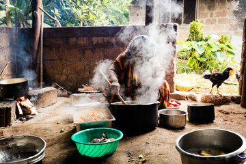 Gotowanie obiadu w  afrykańskiej kuchni  na Zanzibarze Tanzania © kubikactive