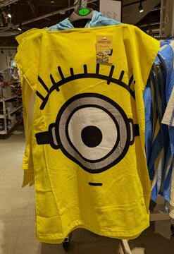 Poncho para la playa o la nataci&oacute;n en piscina, con la cara de un minion en tienda Primark en Madrid, Espa&ntilde;a, 13 de mayo de 2026