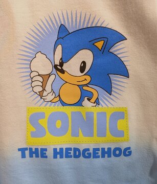 Vista de cerca del estampado de Sonic del videojuego Sonic the Hedgehog, con un helado en la mano, en una camiseta. Madrid, Espa&ntilde;a, 13 de mayo de 2026	