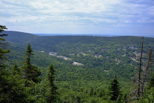 Vue sur la vall&eacute;e et la for&ecirc;t depuis le sommet de la montagne. Massif du Sud dans Bellechasse, Chaudi&egrave;re-Appalaches. Vacances au Qu&eacute;bec, Canada. Randonn&eacute;e et point de vue au sommet.