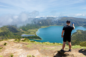homme photographiant le paysage © christine