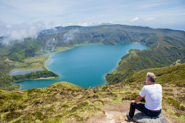 homme assis devant le paysage © christine