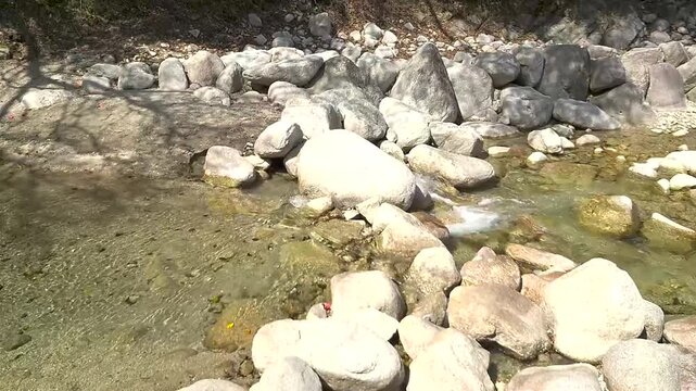 山奥にある岩場のの川の流れ