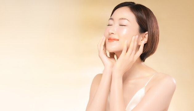Beautiful Asian woman beauty skin care background 明るいゴールド背景に映える透明感あふれる美肌女性のスキンケア写真素材