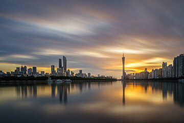 Obraz premium Guangzhou Skyline at Sunset with River Reflections