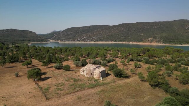Embassament o Pant&agrave; de Santa Ana, Monestir de Santa Maria de Vallverd, Trag&oacute; de Noguera