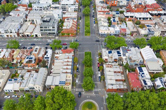 Tree lined streets and rounabout through an inner city suburb