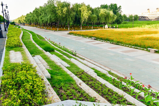 Wuhan Yangtze River Greenway with Willows and Flower Gardens