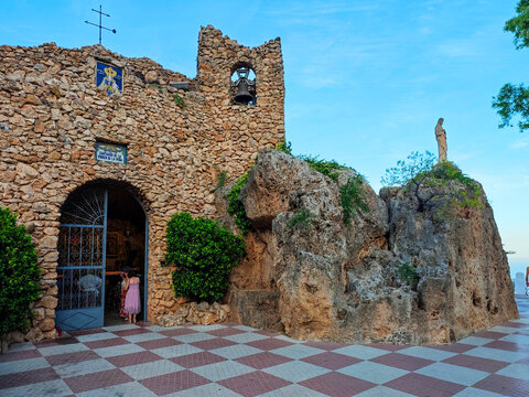 Fachada de la ermita de la Virgen de la Pe&ntilde;a en Mijas, Espa&ntilde;a