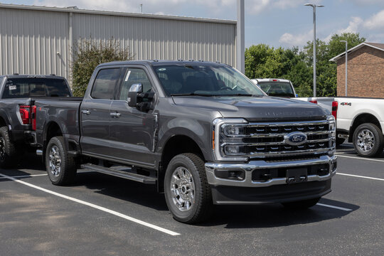 Ford F-250 Super Duty SRW 4X4 Crew Cab at a dealership. Ford offers the F250 with a 7.3L DEVCT PFI V8 engine. MY:2026